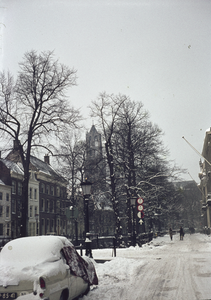 853862 Gezicht op de Nieuwegracht te Utrecht, tijdens de strenge winter van 1963, met links de Brigittenbrug.
